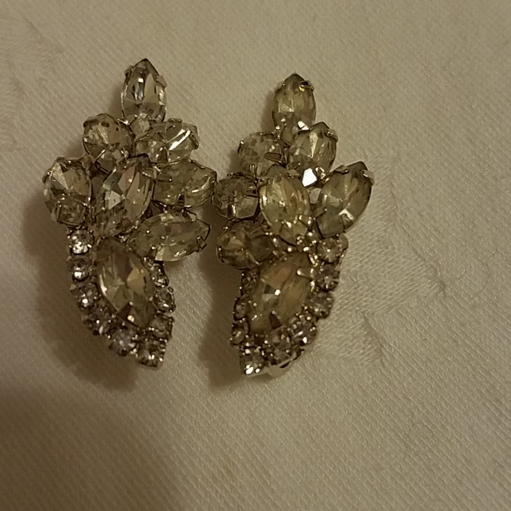 Gorgeous vintage rhinestone clip on earrings